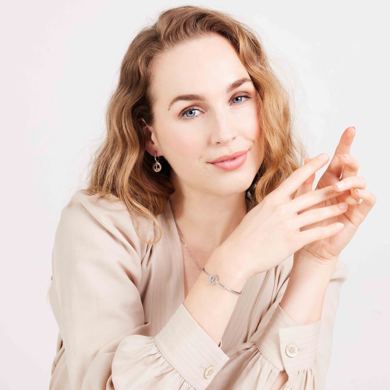 Stainless steel oorbellen met letter - L