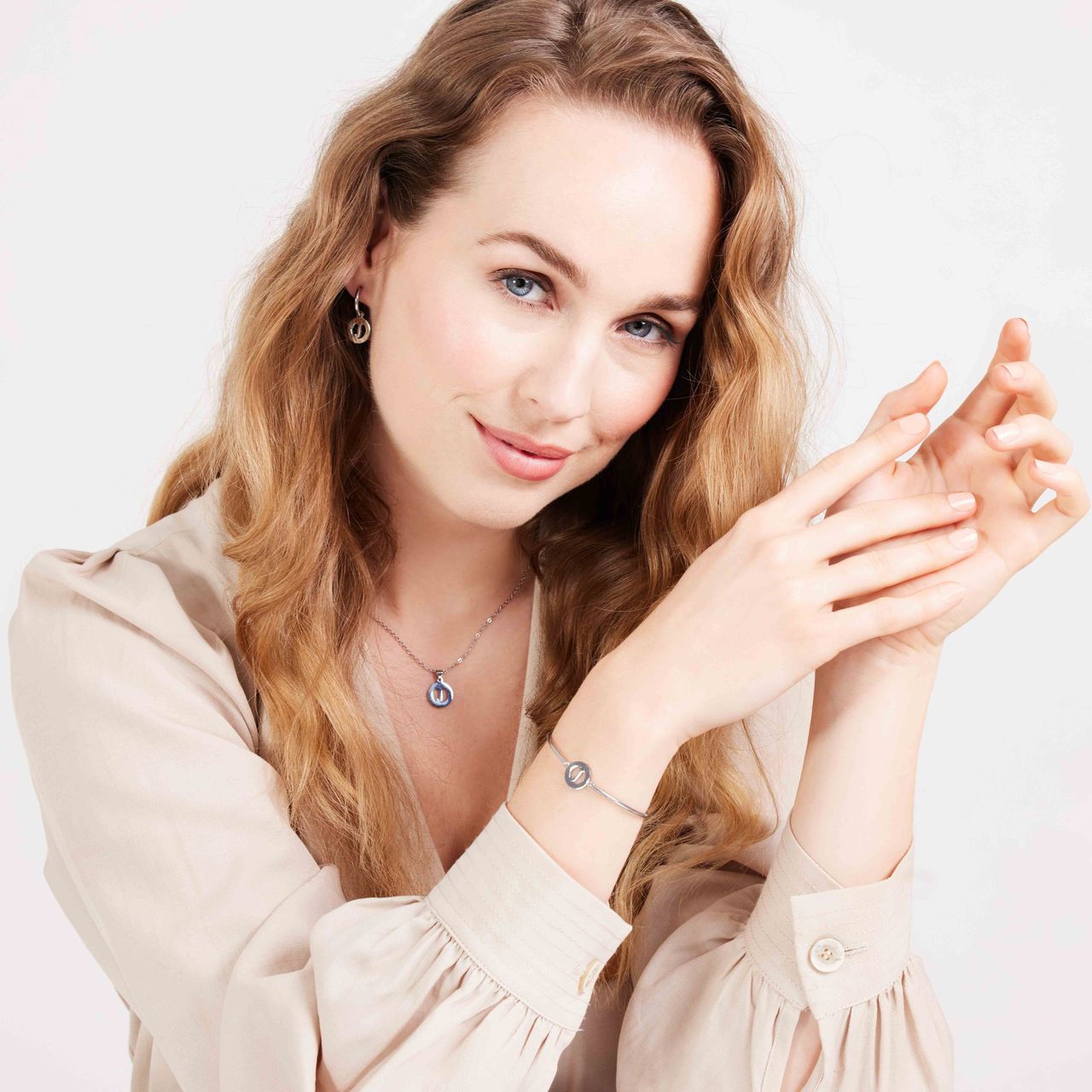 Stainless steel oorbellen met letter - J