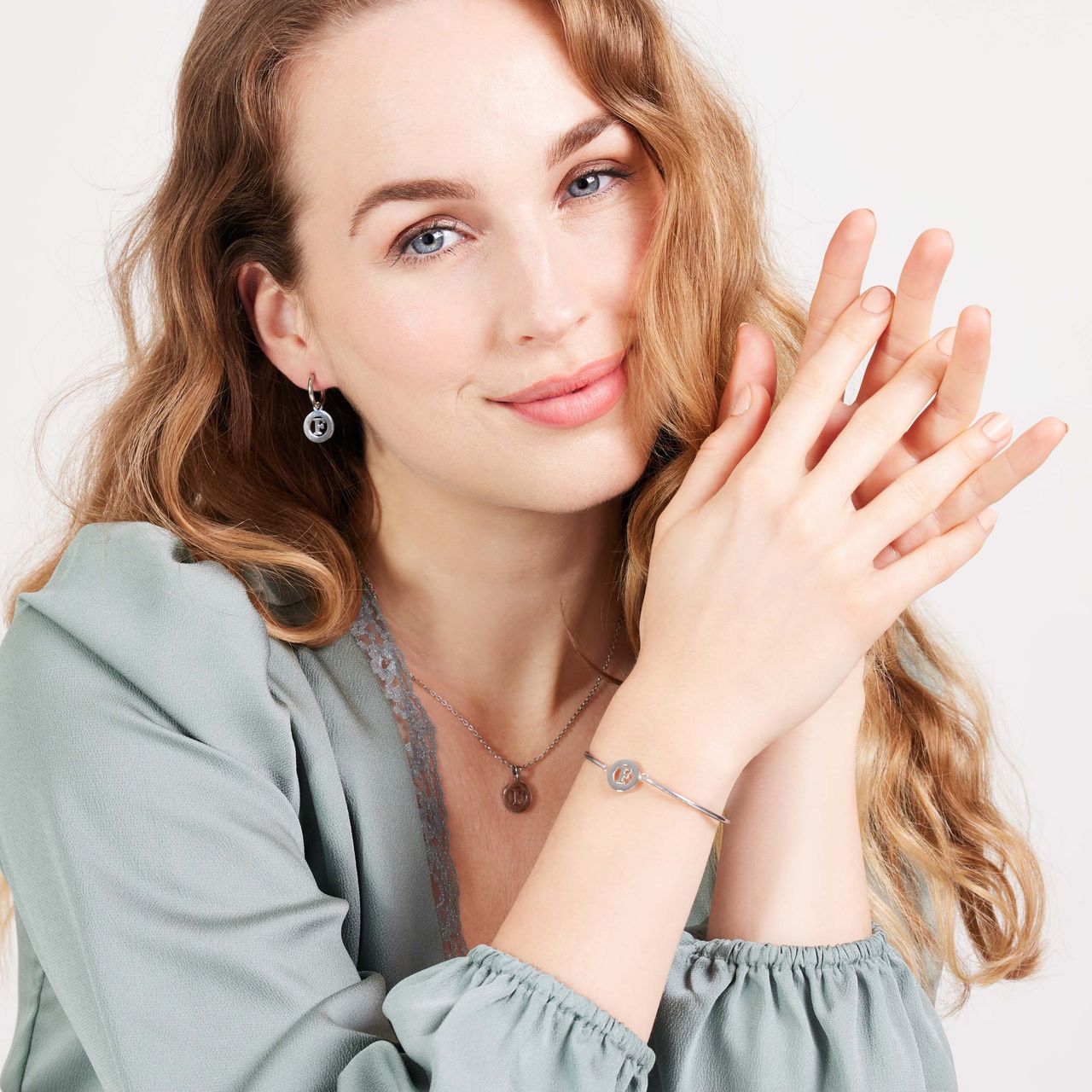 Stainless steel oorbellen met letter - F