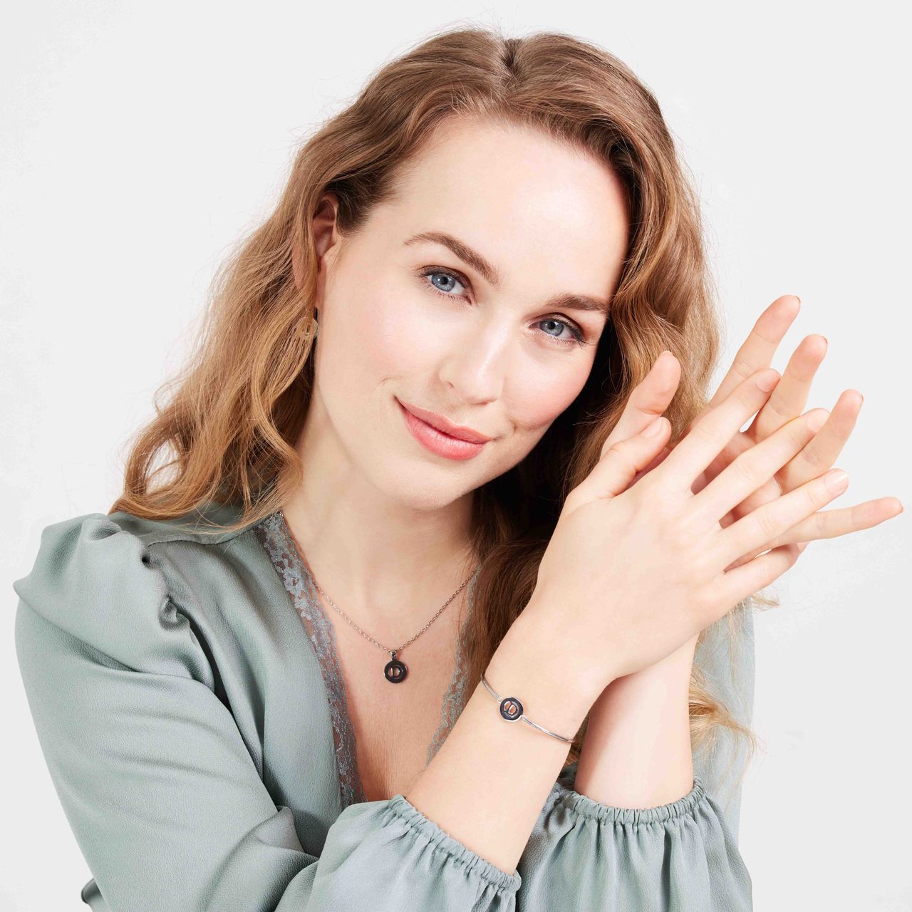 Stainless steel oorbellen met letter - D