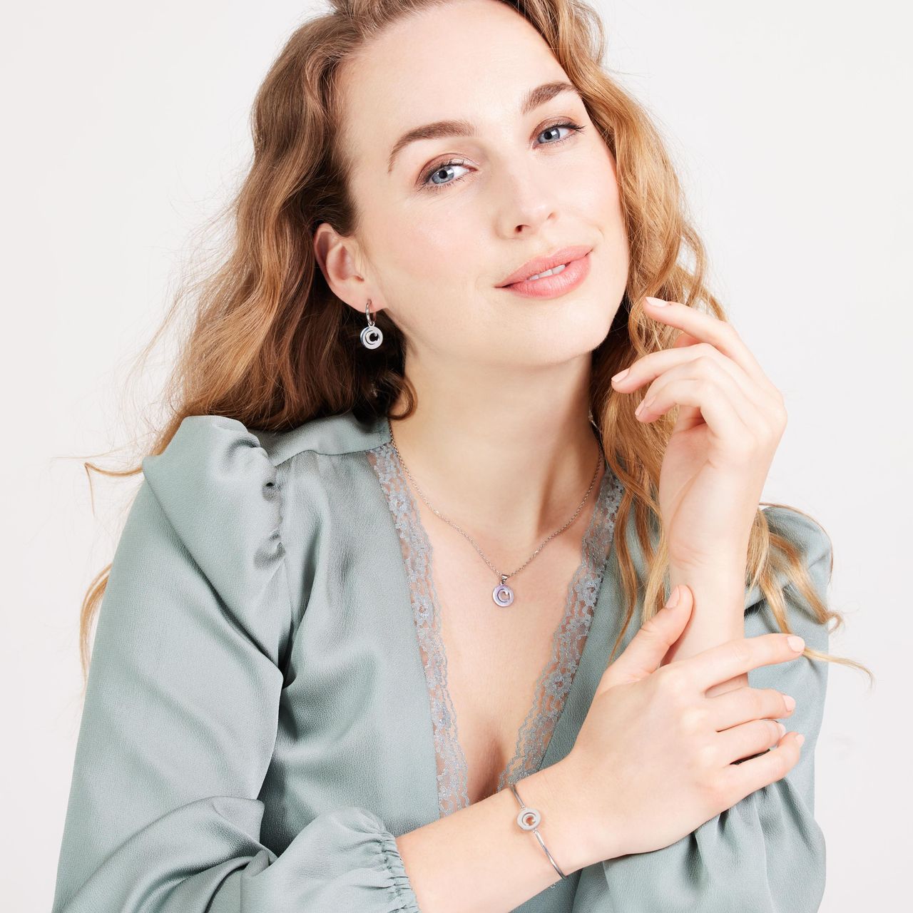 Stainless steel oorbellen met letter - C