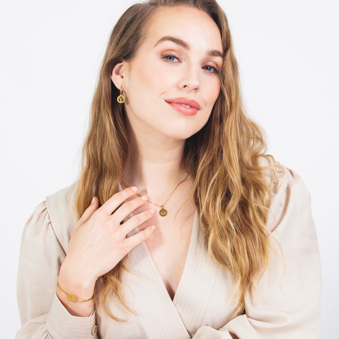 Stainless steel goldplated ketting met letterhanger V voor dames