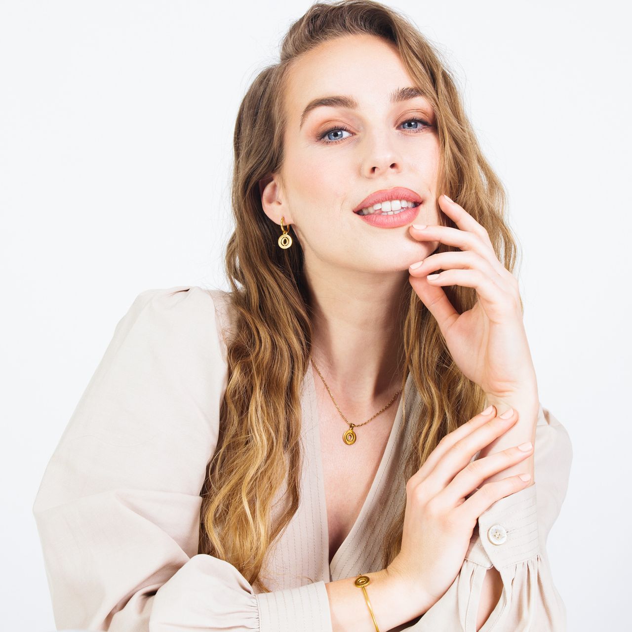 Stainless steel goldplated ketting met letterhanger O voor dames