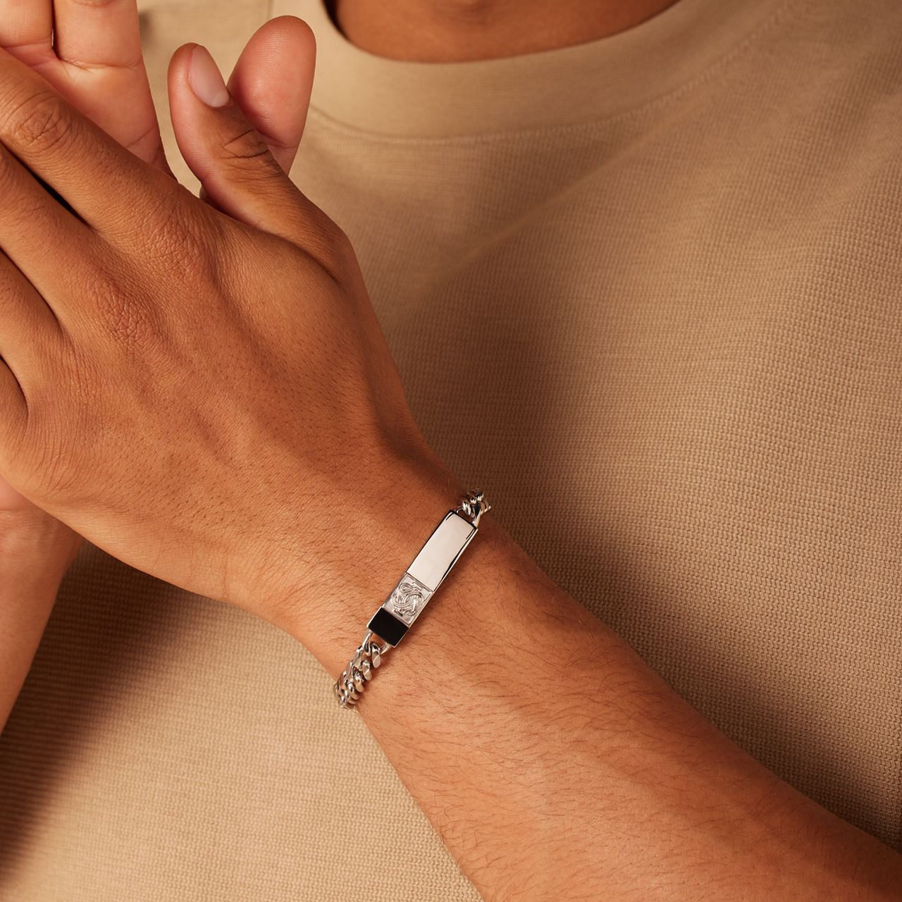 Plattenarmband aus recyceltem Edelstahl mit surinamischem Teppichklopfer-Design