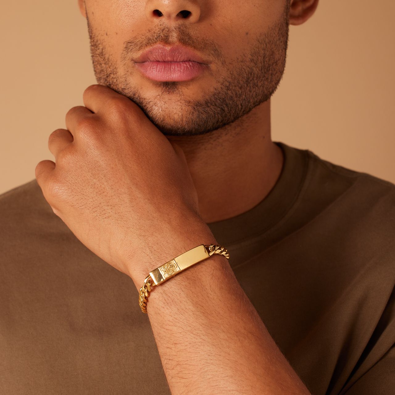Goldplattiertes Armband aus recyceltem Edelstahl mit surinamischem Teppichklopfer-Design