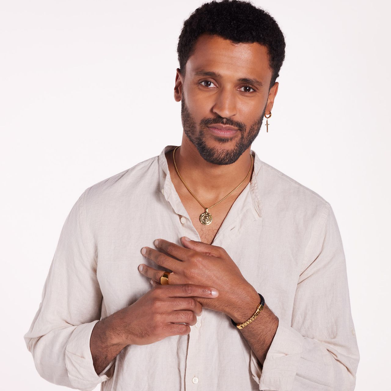 Stainless steel goldplated herenoorringen met hanger kruis