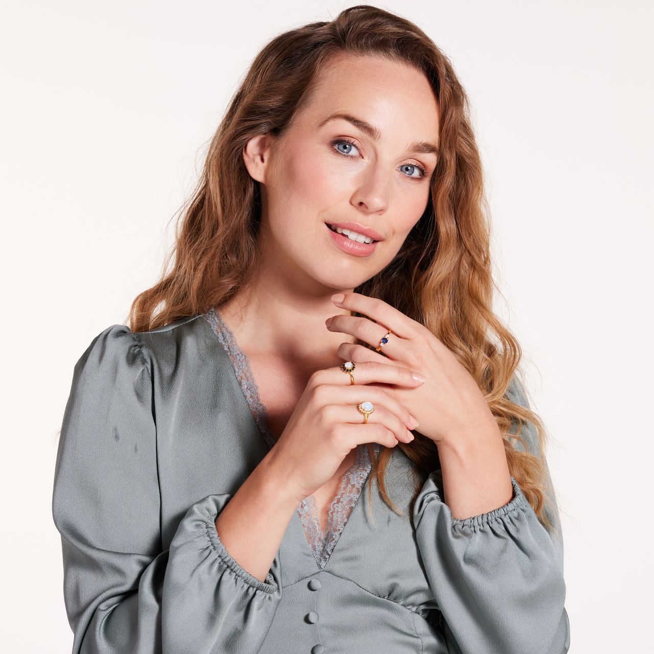 Stalen goldplated vintage ring met bloem zwart en roze
