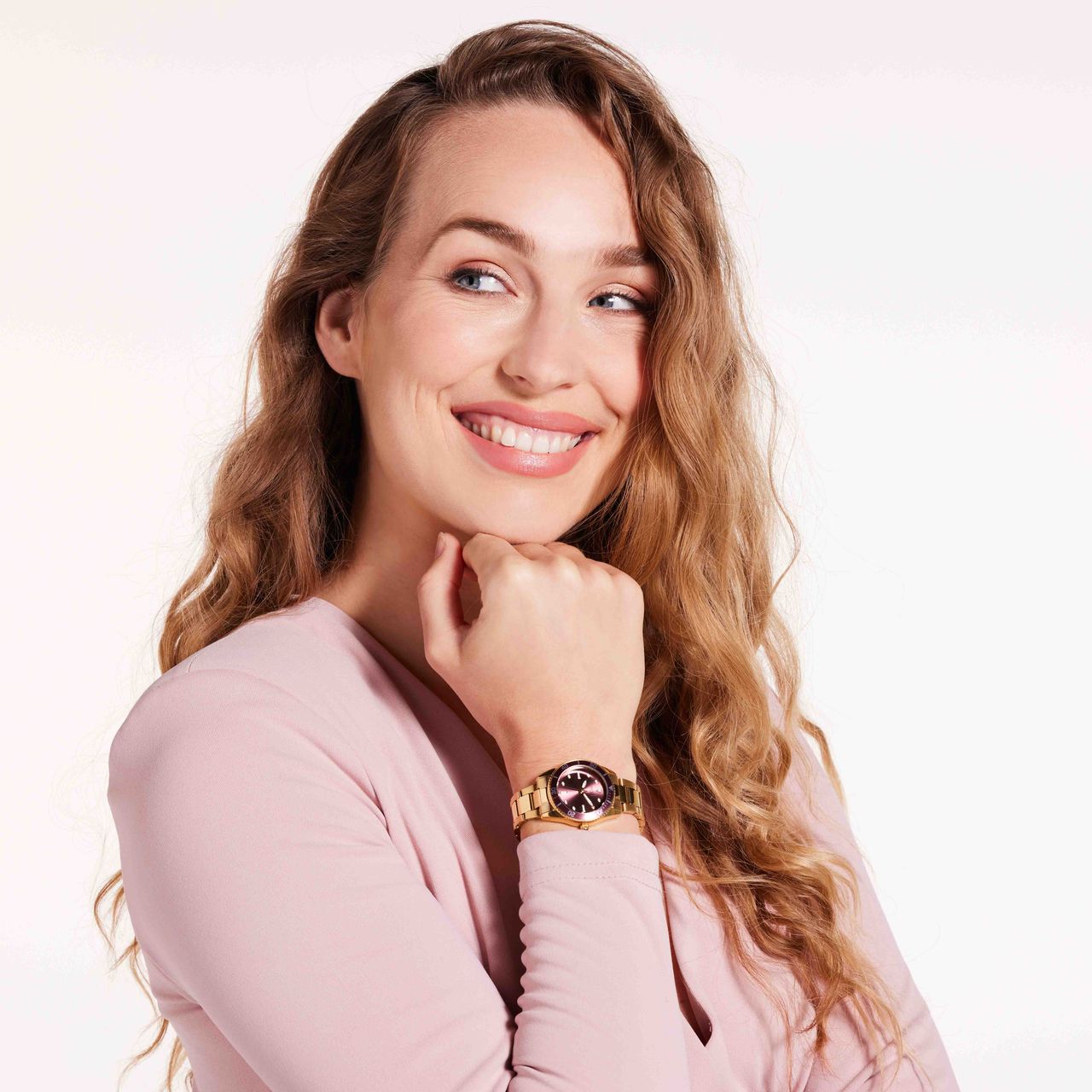 Regal Damen-Armbanduhr mit goldfarbenem Armband.