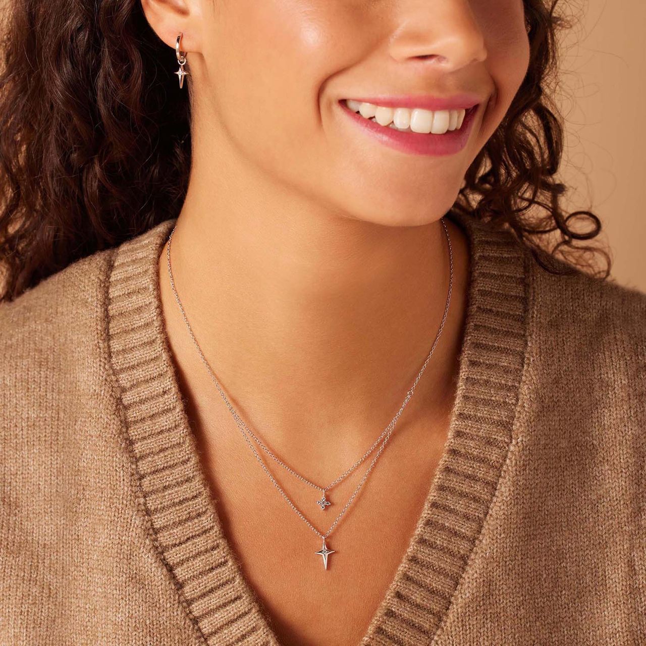 Silbernes Schmuck-Set Halskette und Ohrringe Kreuz