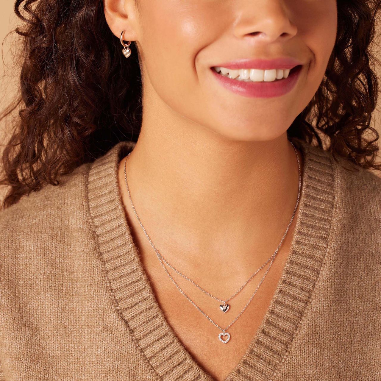 Silbernes Schmuck-Set mit Halskette und Ohrringen mit Herz-Anhängern