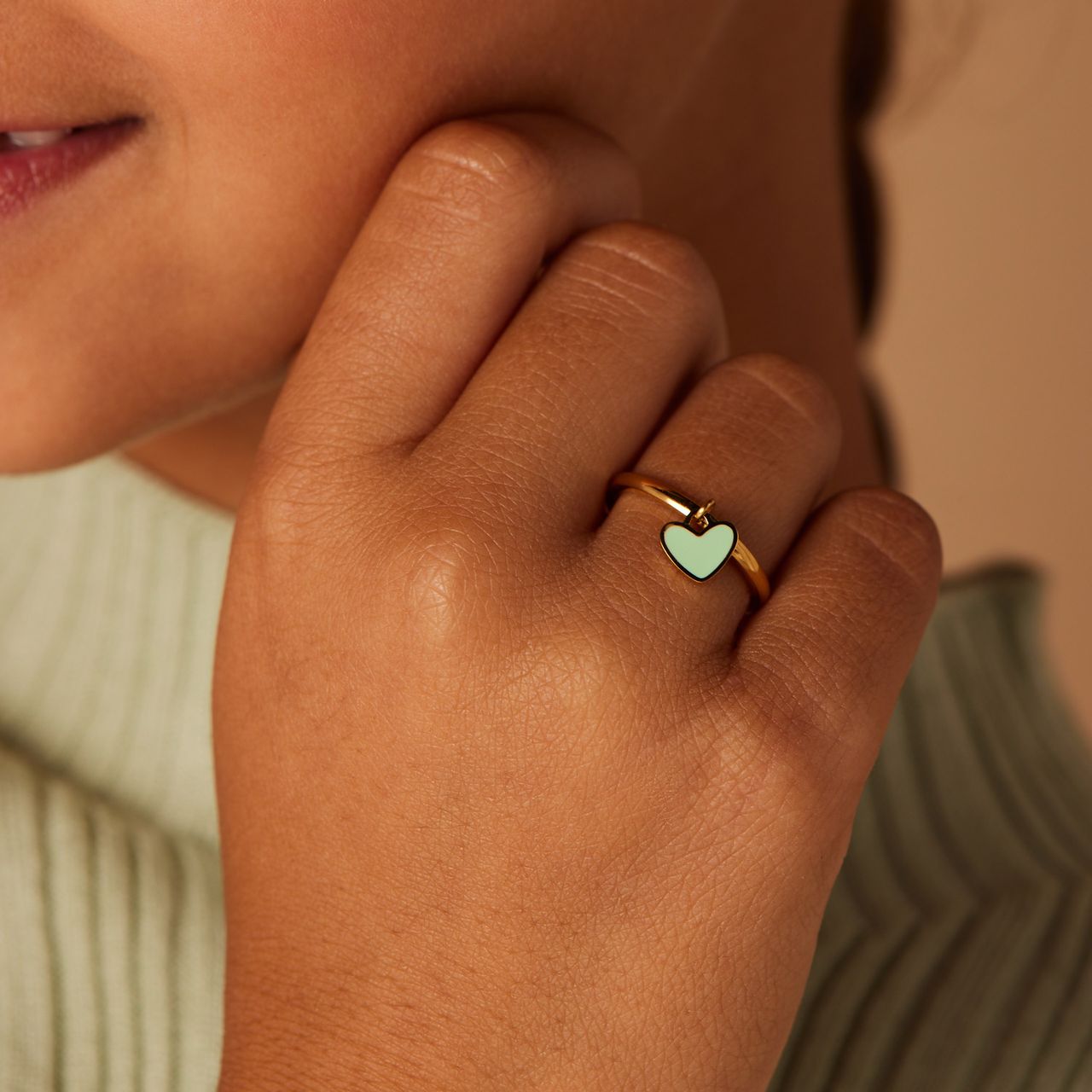 Goldplattierter Ring aus Edelstahl mit mintgrünem Emaille-Herz