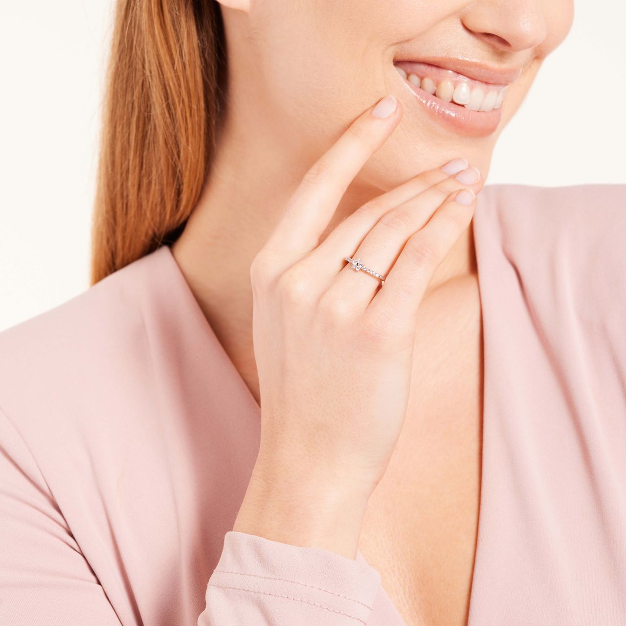 Silberring mit zirkoniabesetzter Blume, 