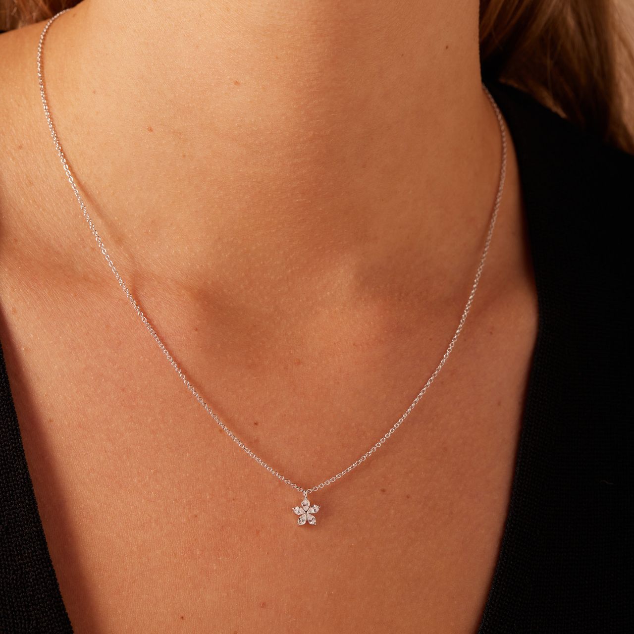 Halskette aus 925er Silber mit einem mit Zirkoniasteinen besetztem Anhänger in Blumenform