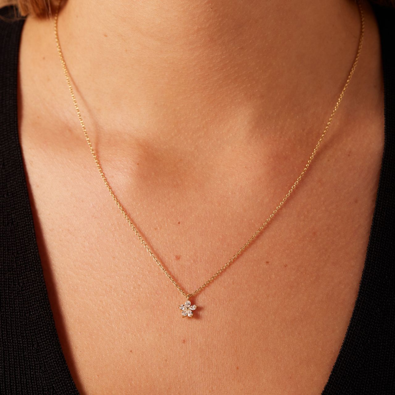Vergoldete Halskette aus 925er Silber mit Zirkoniastein besetztem Anhänger in Blumenform