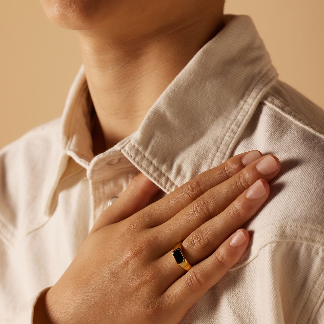 Stainless steel goldplated ring met zwart agaat