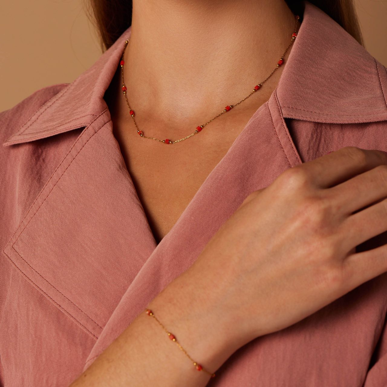 Stainless steel goldplated ketting met oranje blokjes