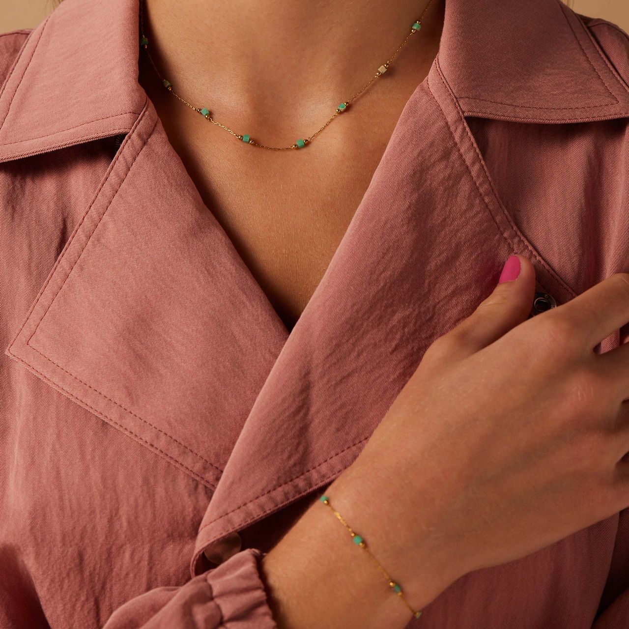 Stainless steel goldplated ketting met mintkleurige blokjes