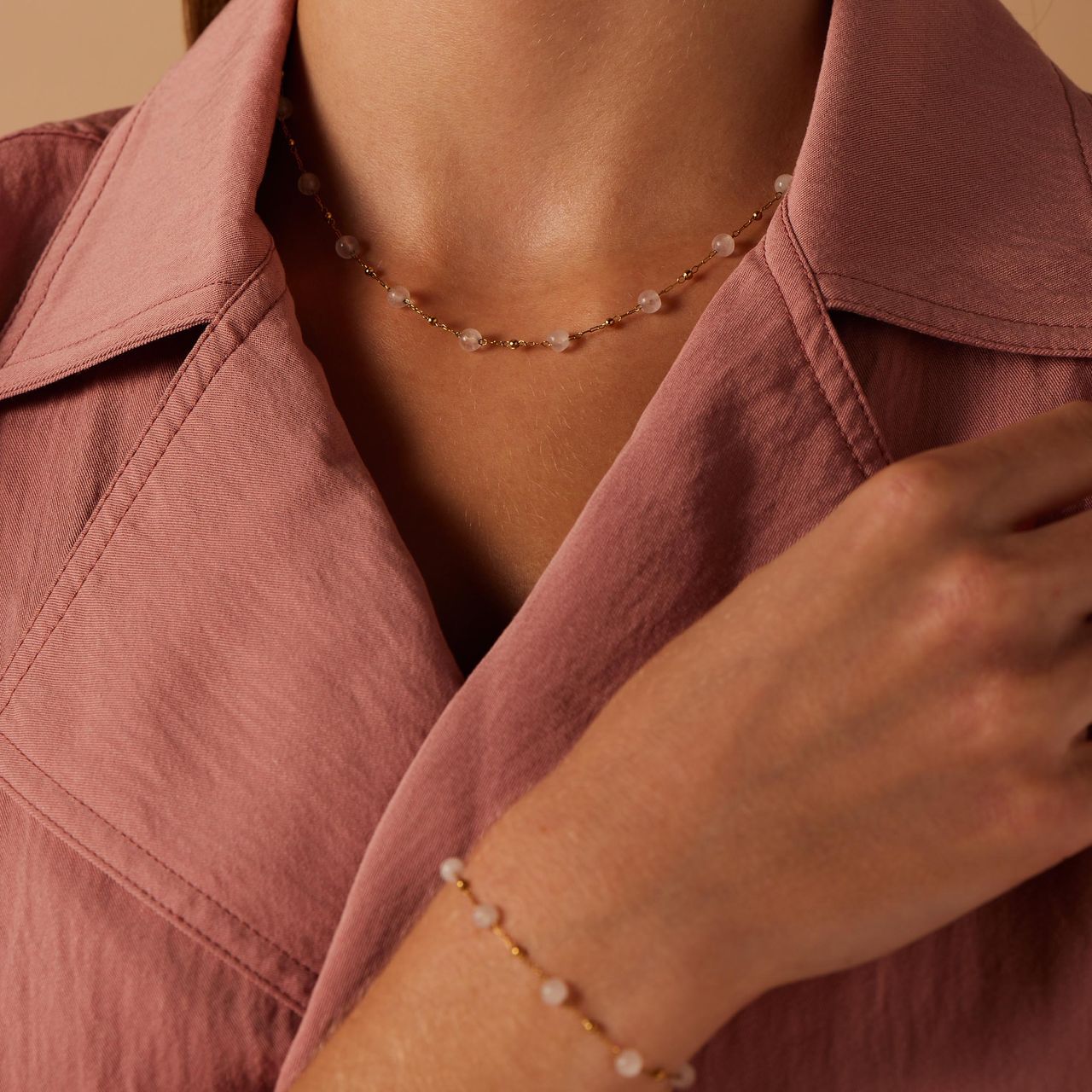Stainless steel goldplated ketting met witte kralen