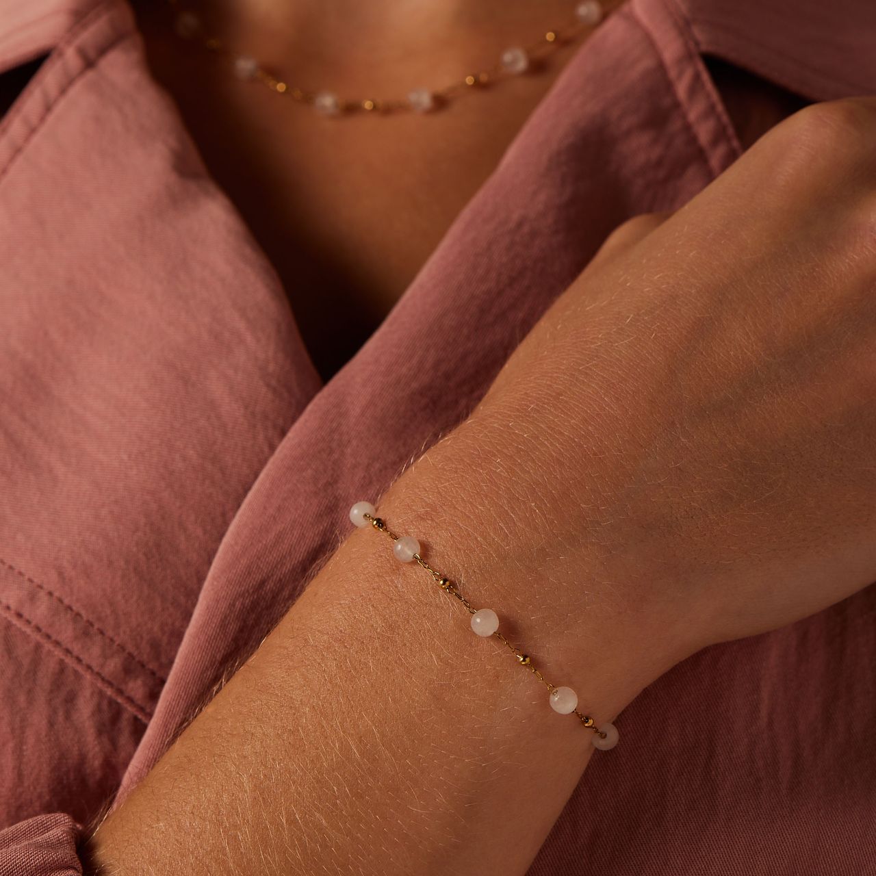 Stainless steel goldplated armband met witte kralen