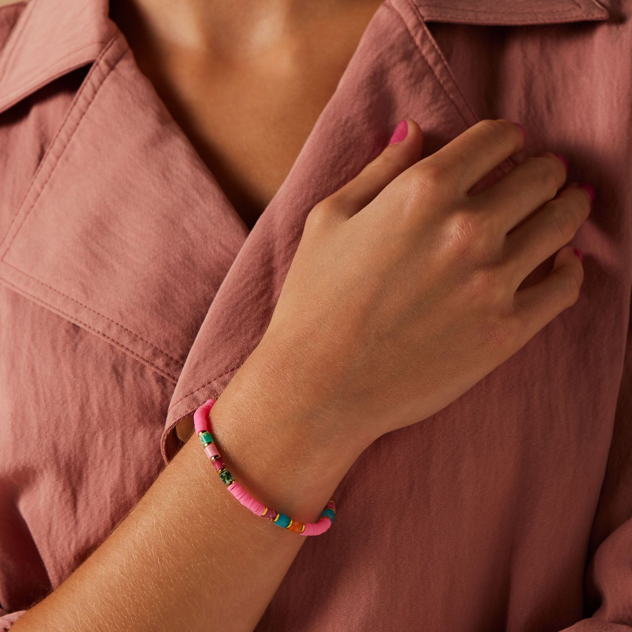 Stalen goldplated armband met fuchsia kralen