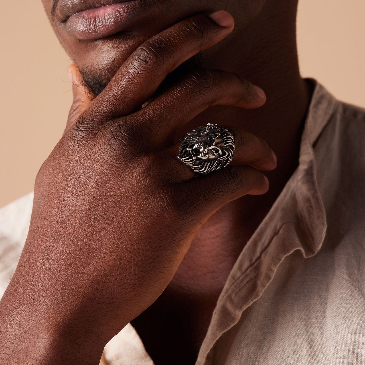 Ring aus Edelstahl mit Löwe