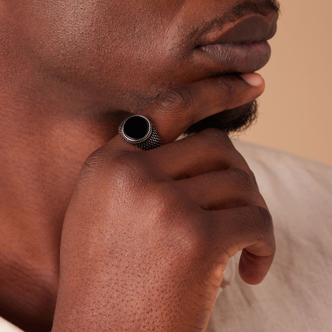 Stainless steel ring met ronde zwarte steen