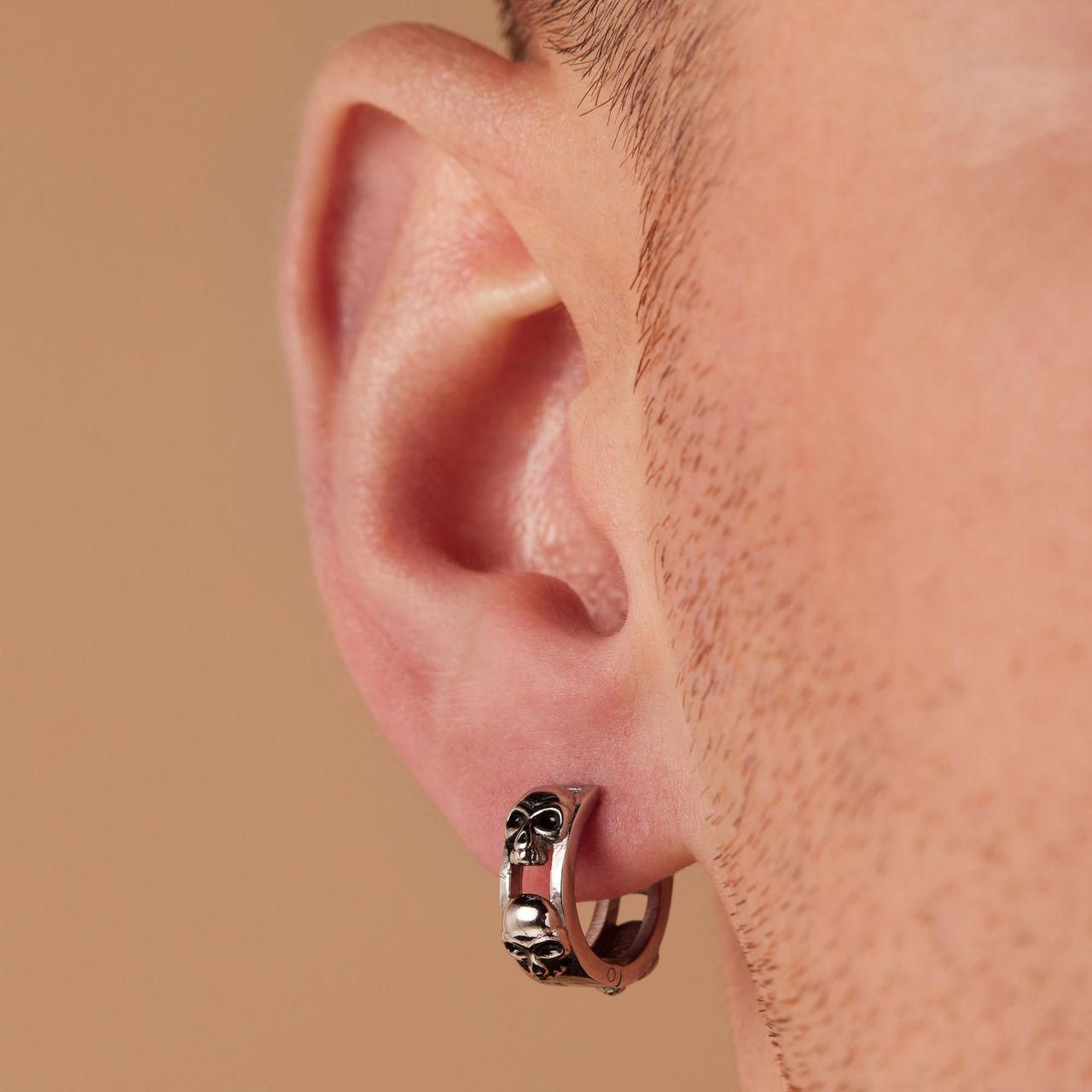 Stainless steel oorringen met doodshoofd