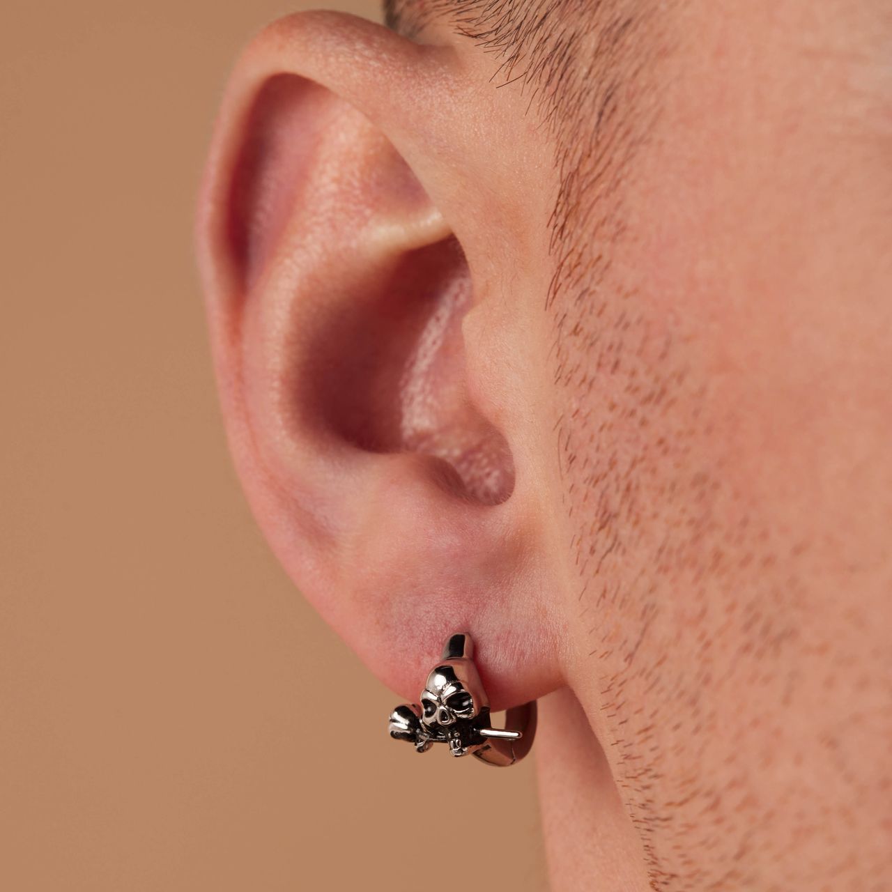 Ohrringe aus Edelstahl mit Totenkopf und Rose