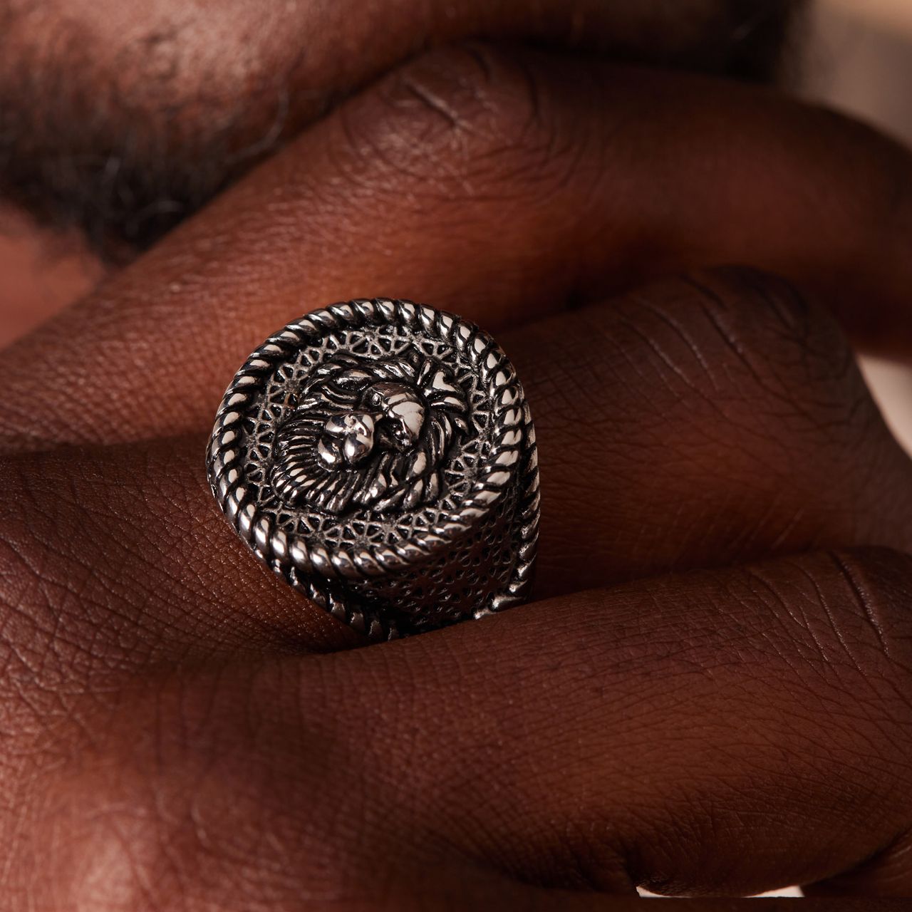 Ring aus Edelstahl mit Löwe