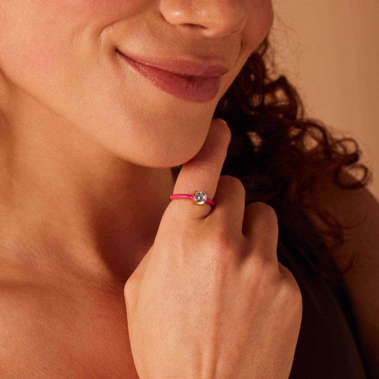 Stainless steel goldplated ring met fuchsia emaille&zirkonia