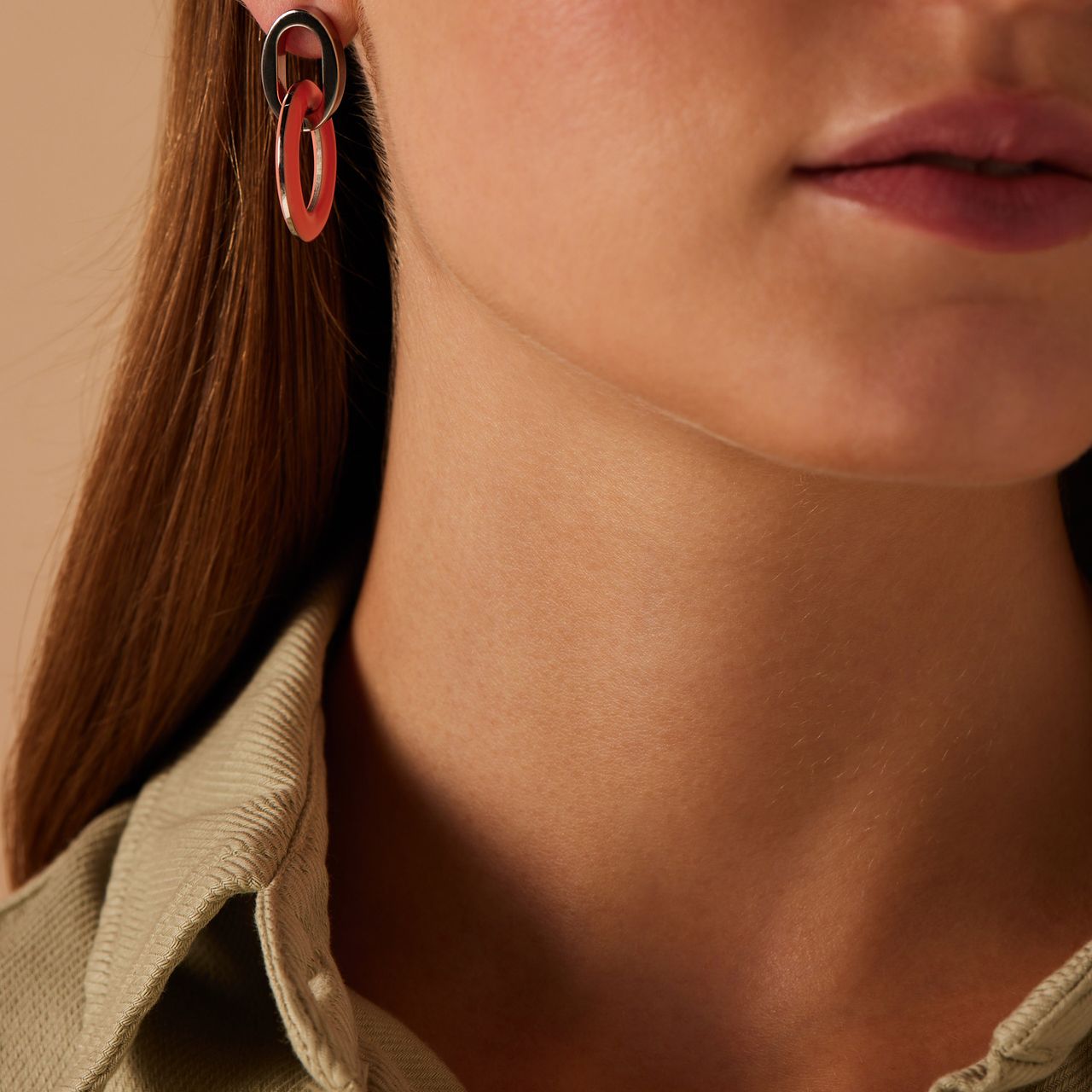 Stalen oorbellen met oranje emaille