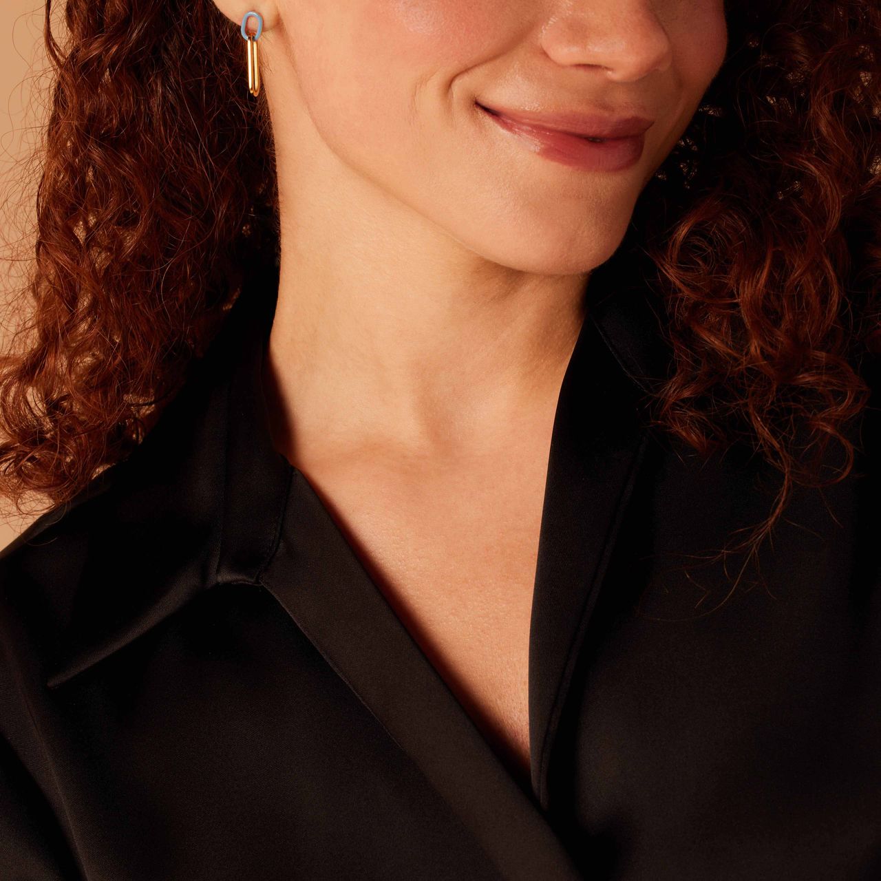 Stalen goldplated oorbel met babyblauw emaille