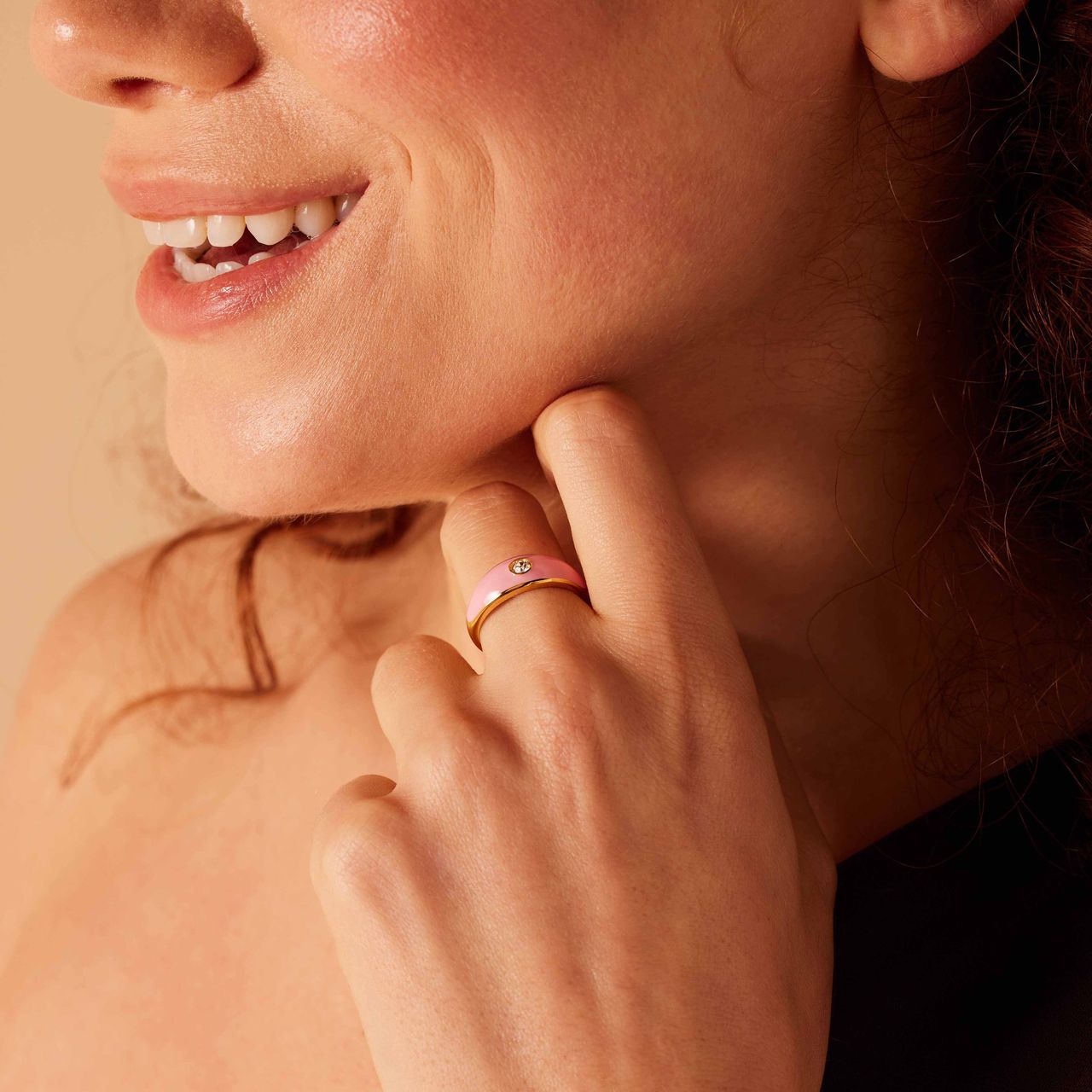 Stainless steel goldplated ring roze emaille met zirkonia