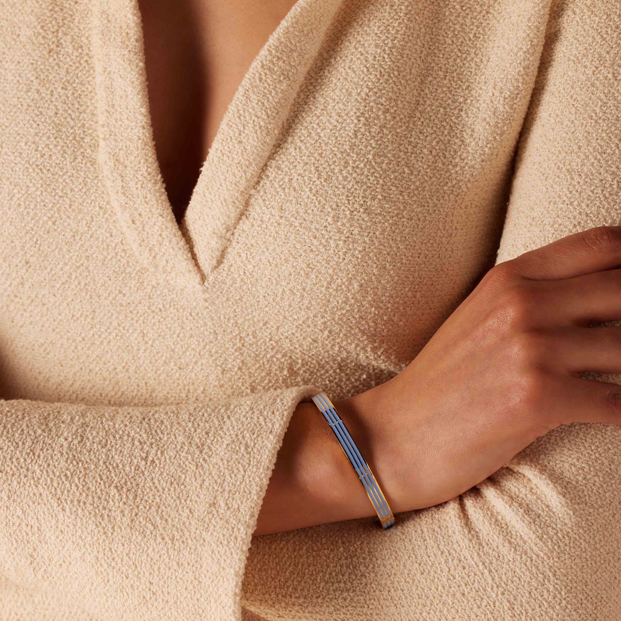 Stalen goldplated bangle met blauw