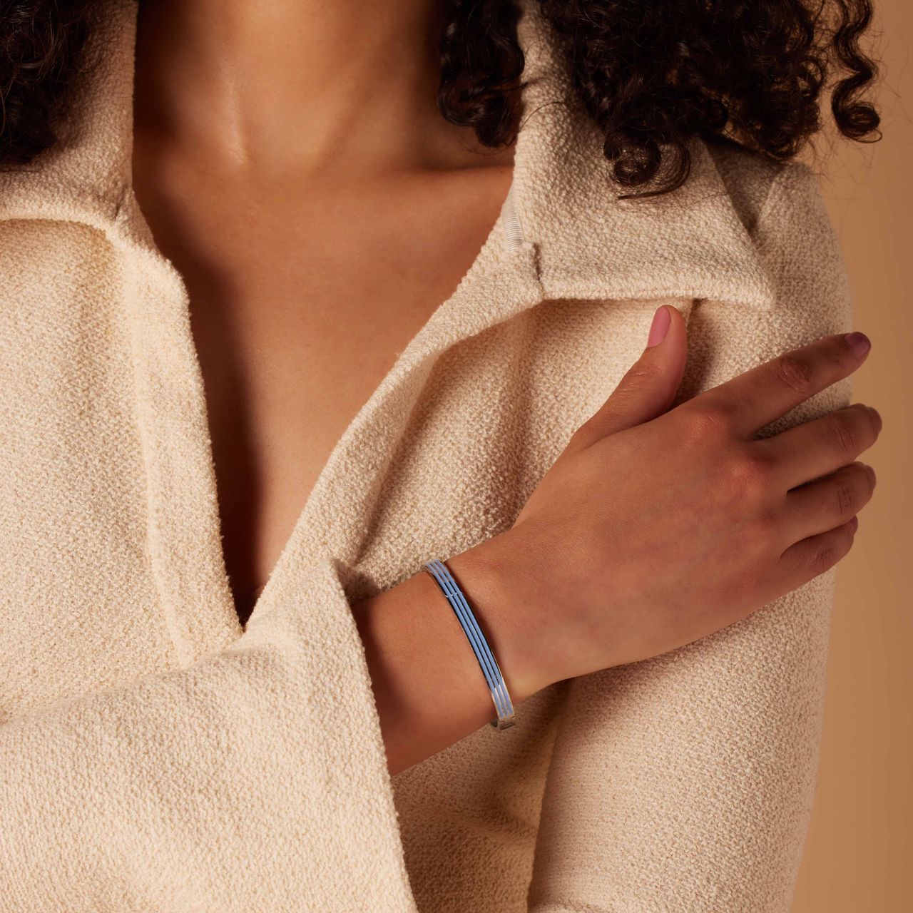 Stainless steel bangle met blauwe strepen