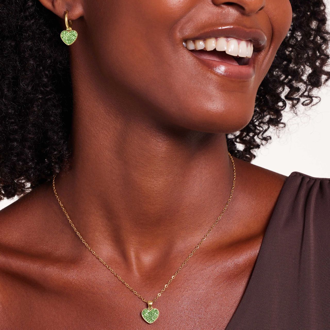 Stainless steel goldplated oorringen met hanger hart met lichtgroen kristal peridot voor dames