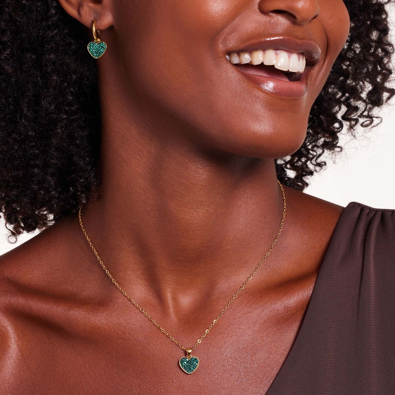 Stainless steel goldplated oorringen met hanger hart met groen kristal emerald voor dames