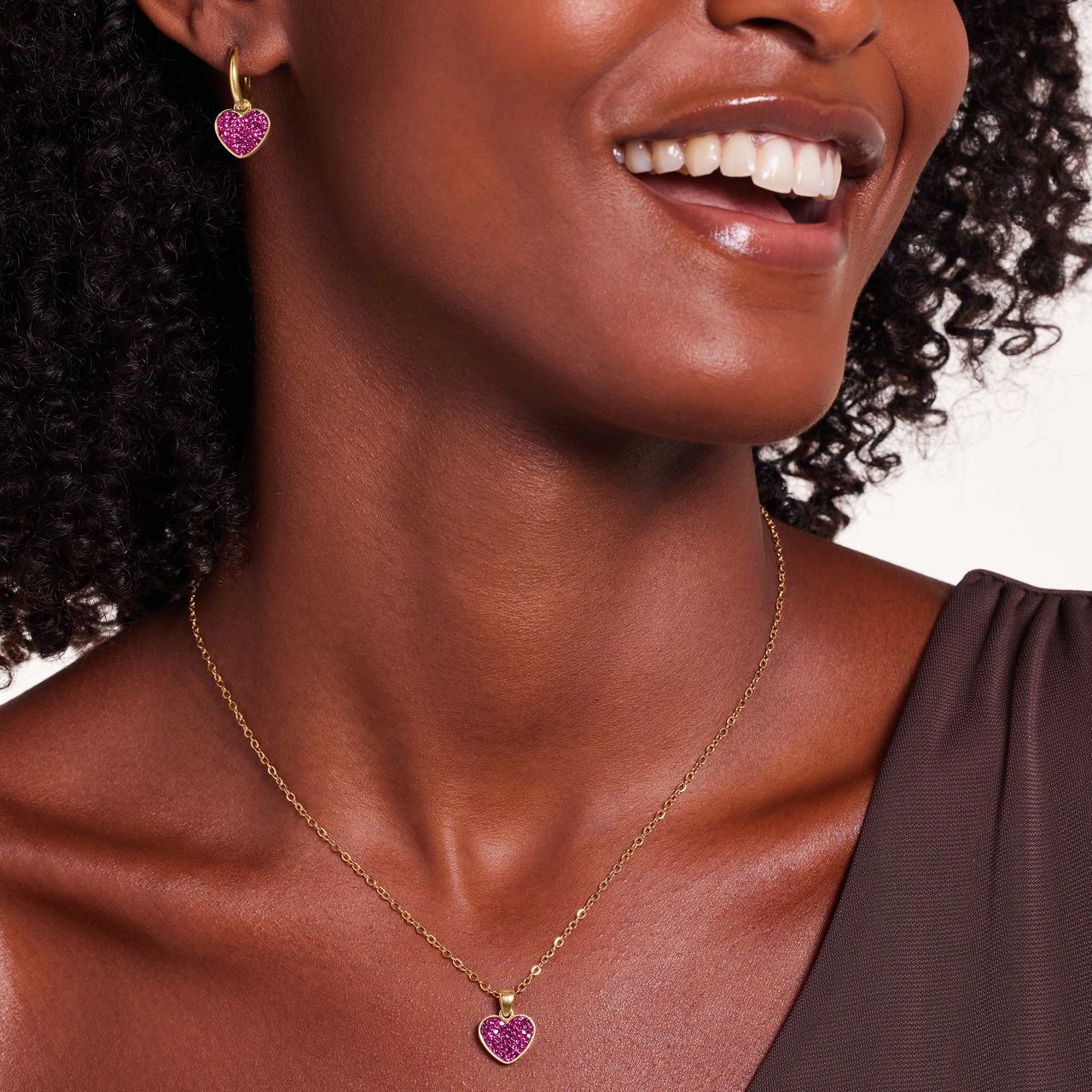 Stainless steel goldplated oorringen met hanger hart met fuchsia kristal voor dames