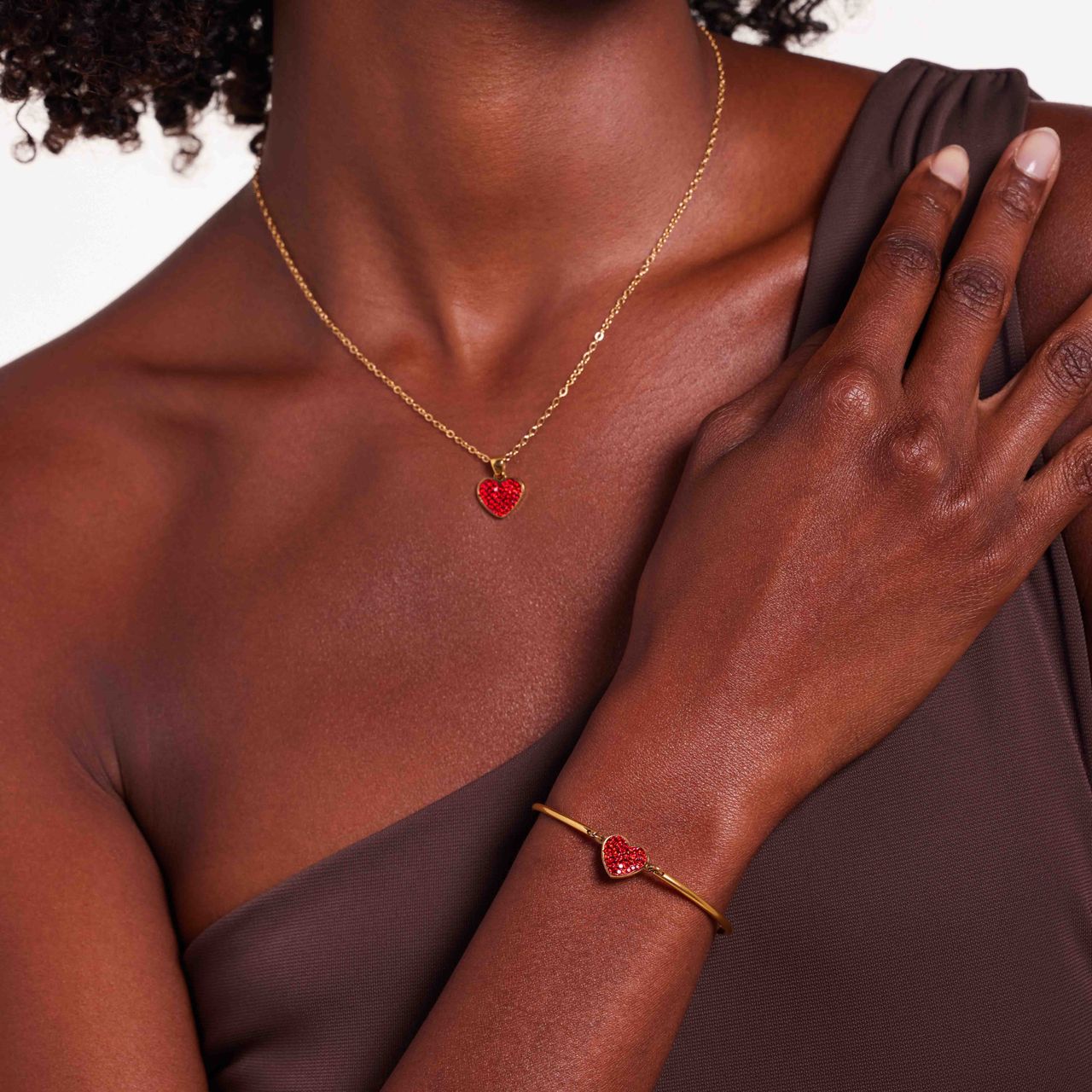 Stainless steel goldplated fantasiearmband met hanger hart met rood kristal voor dames