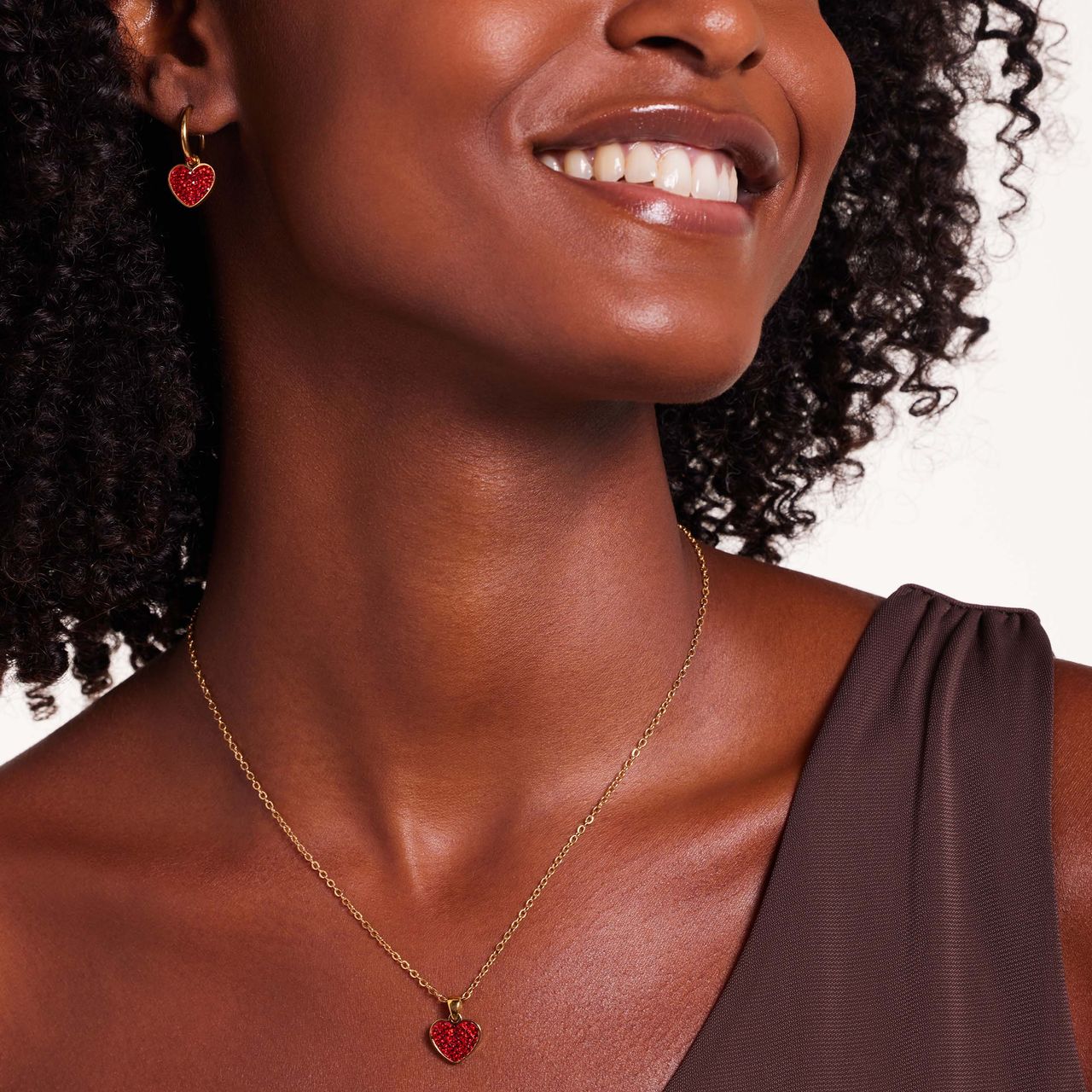 Stainless steel goldplated oorringen met hanger hart met rood kristal voor dames