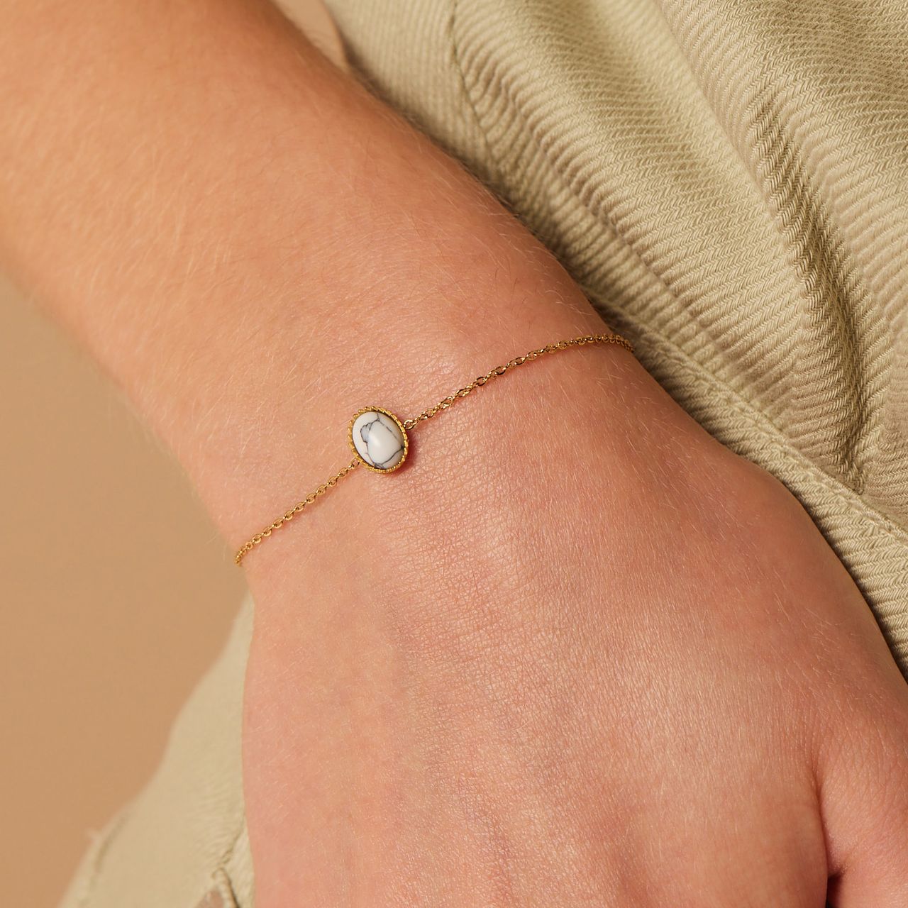 Stainless steel goldplated armband met wit turquoise