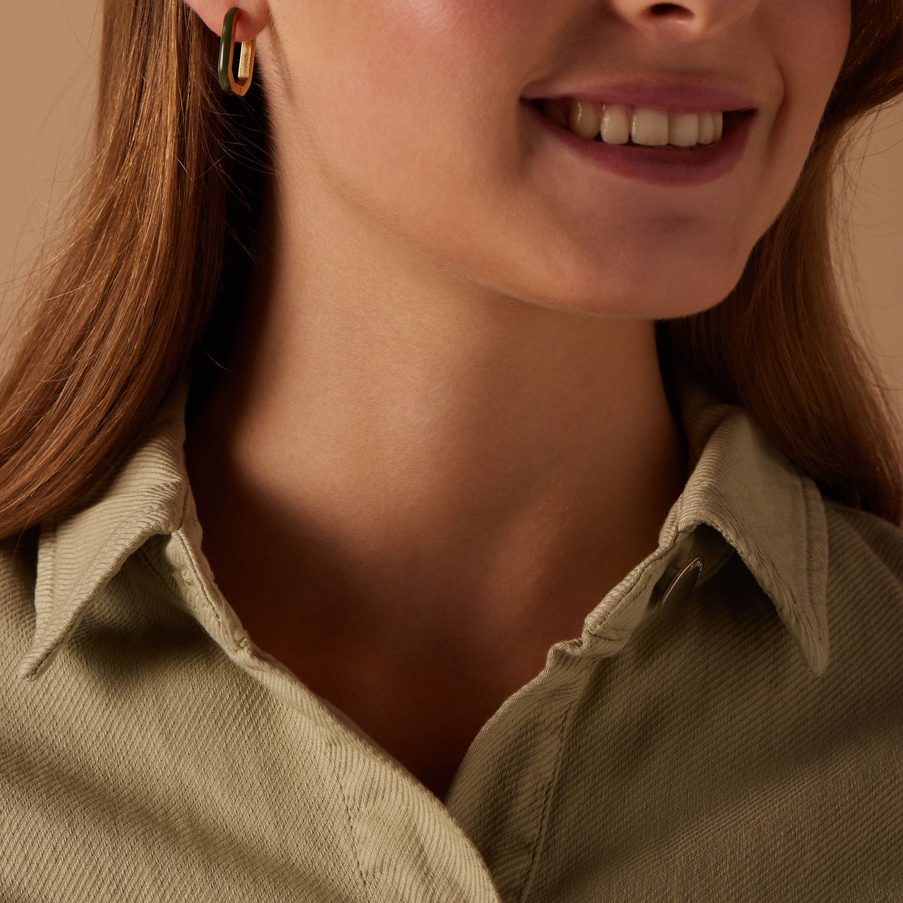 Stalen goldplated oorbellen met khaki emaille