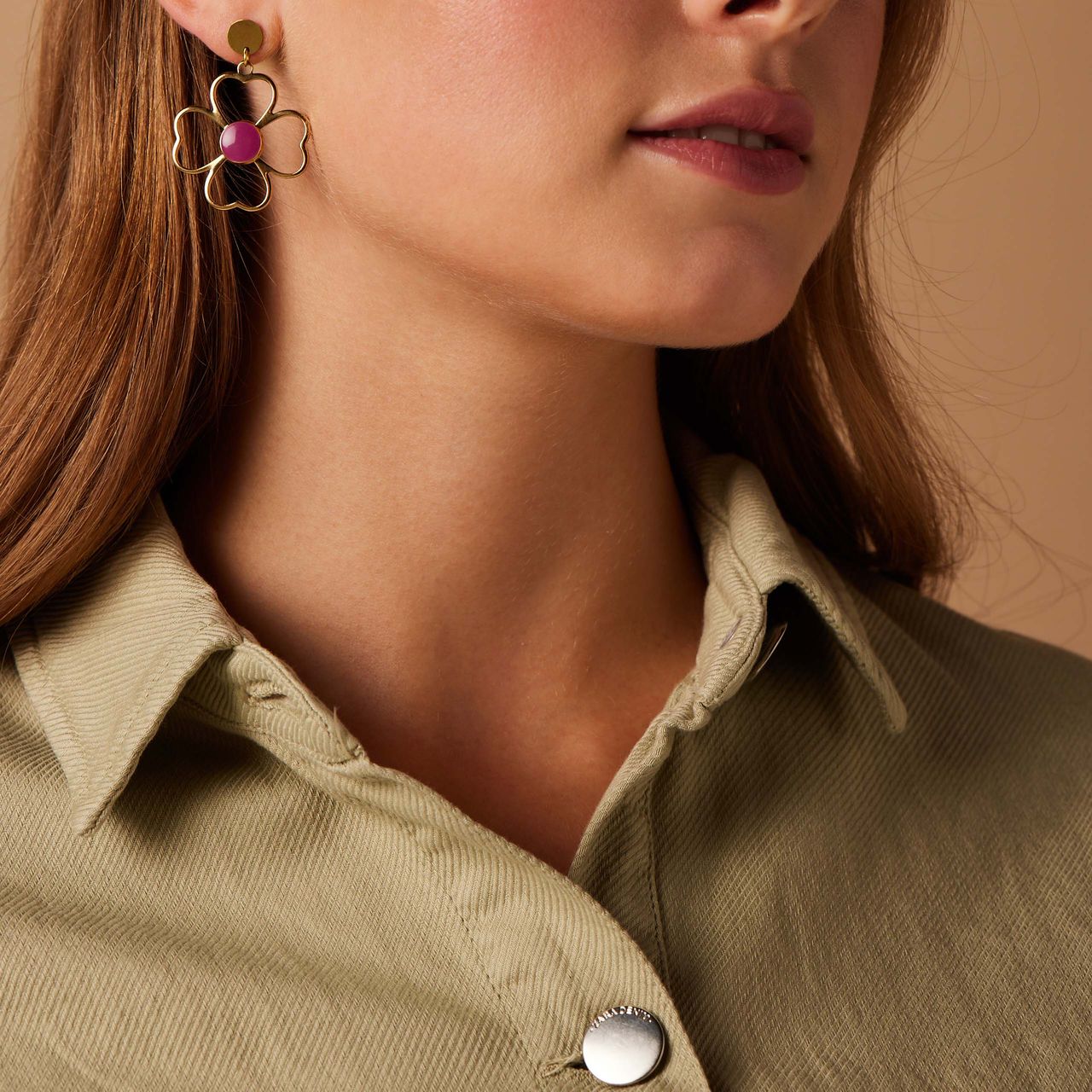 Stainless steel goldplated oorbellen bloem open bewerkt fuchsia voor dames