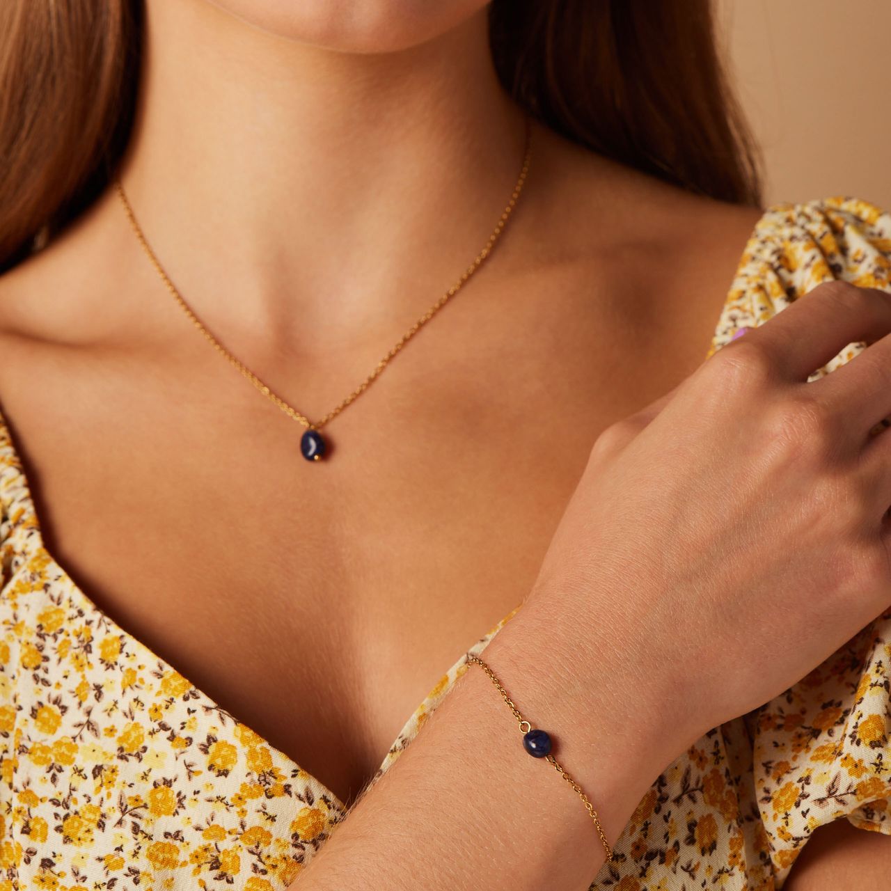 Stalen goldplated armband met blauwe steen