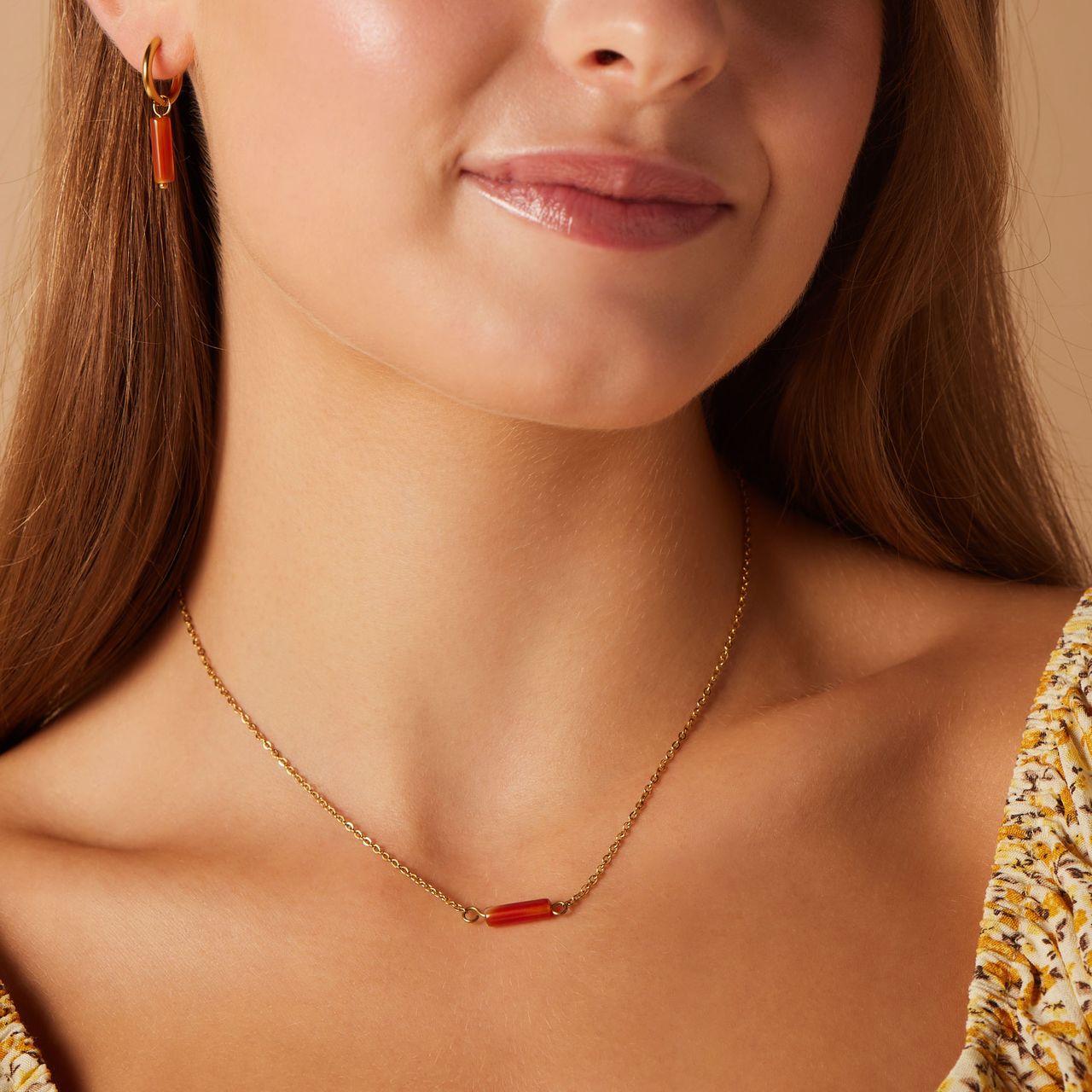 Stainless steel goldplated fantasiearmband met rode onyx voor dames