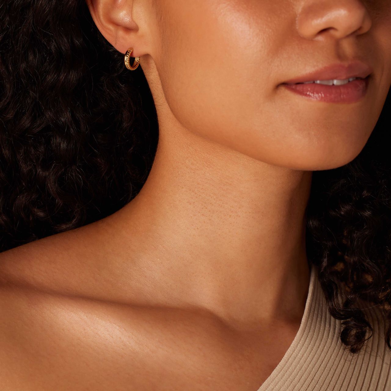 Zilveren goldplated oorringen met twist