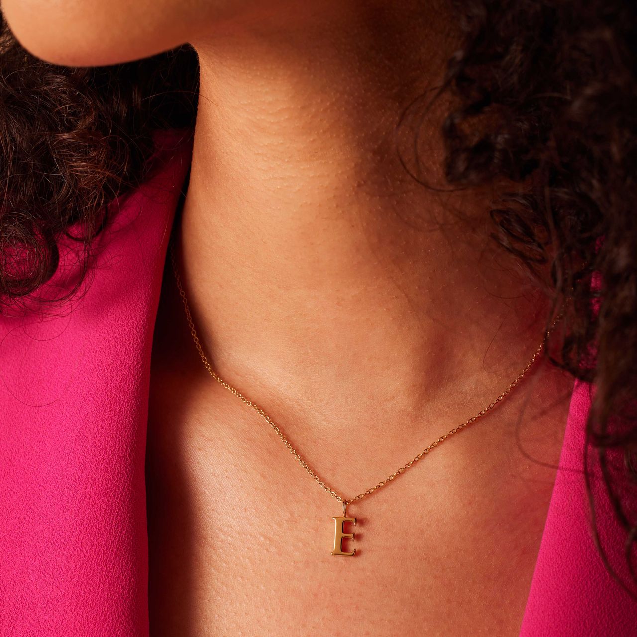 Stalen goldplated ketting met letterhanger E voor dames