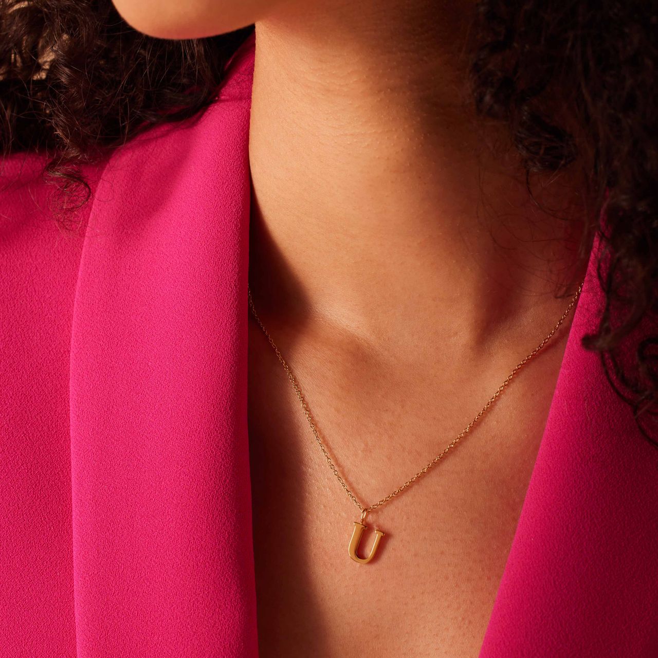 Stalen goldplated ketting met letterhanger U voor dames