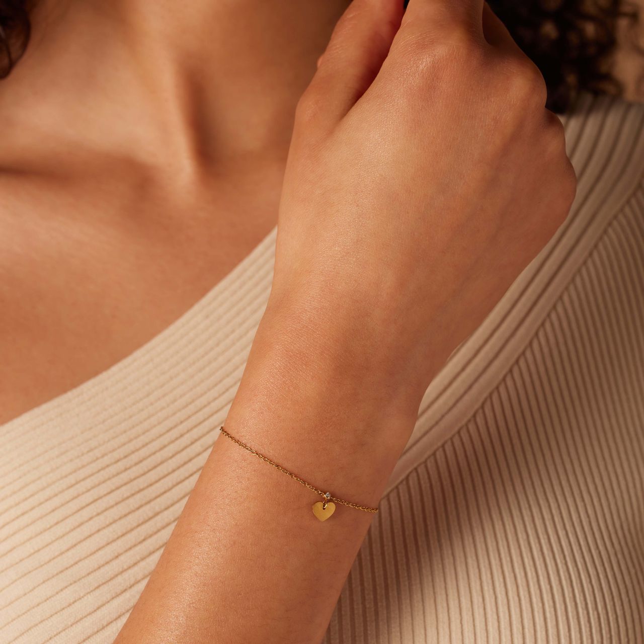 Stalen goldplated bedelarmband met hanger hart met zirkonia voor dames