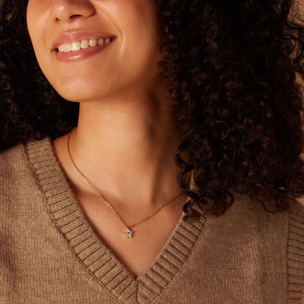 Stainless steel goldplated ketting bloem met zirkonia wit voor dames